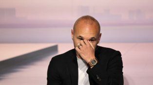 Emocionado y entre lágrimas, Andrés Iniesta anunció su retiro del fútbol.