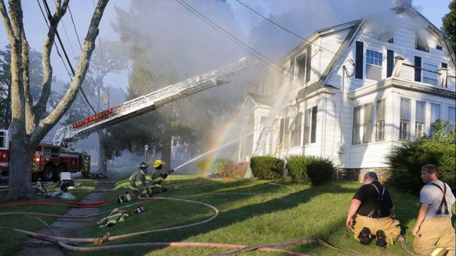 Pánico y fuego en Massachusetts tras una cadena de explosiones de gas