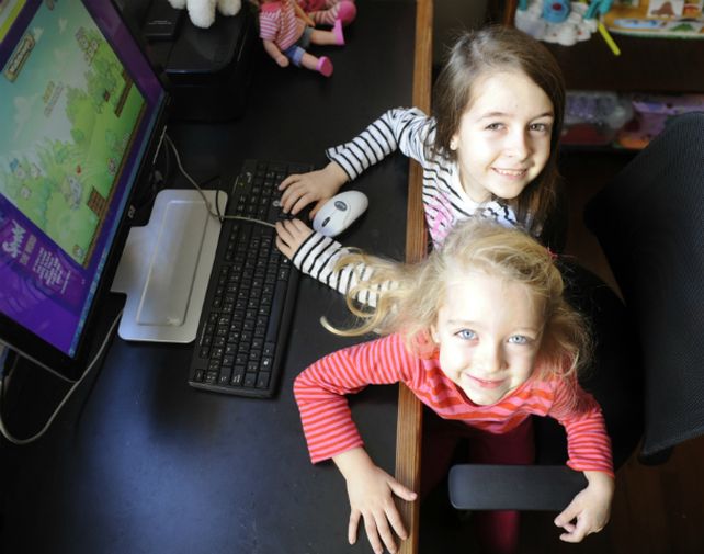 Los nuevos dispositivos tecnológicos les ofrecen a las nenas y nenes hacer lo que en toda época les gustó hacer