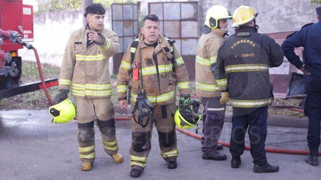 Un voraz incendio consumió un depósito en Paraná