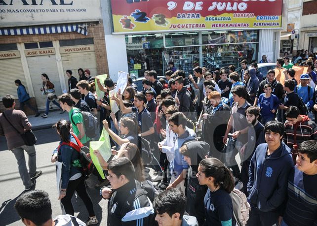 Estudiantes marcharon hacia la municipalidad en protesta del aumento del boleto urbano