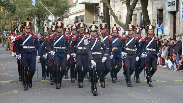 Imágenes y momentos del tradicional desfile militar por el 25 de Mayo en Paraná