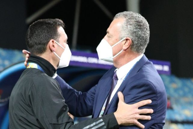Lionel Scaloni y Gustavo Alfaro.