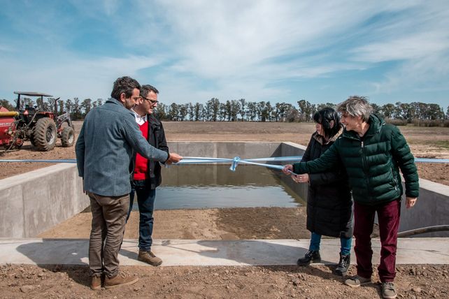 Tras la tradicional ceremonia de corte de cintas las autoridades explicaron las ventajas que otorga el nuevo sistema para disminuir el impacto ambiental y mejorar la producción.