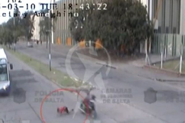 Salta: un nene cruzó la calle sin mirar y fue atropellado por una moto
