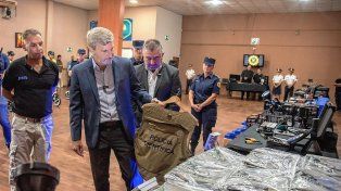 La Policía de Entre Ríos incorporó vehículos 0 km, armas no letales y un sistema digital único en el país.