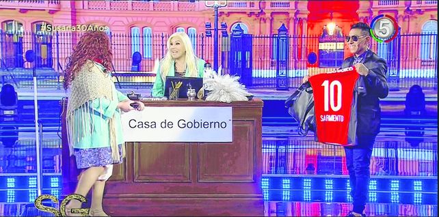 Estuvo activo. Brian le llevó de regalo a&nbsp; Susana Giménez la camiseta de Newells. Gasalla observa.