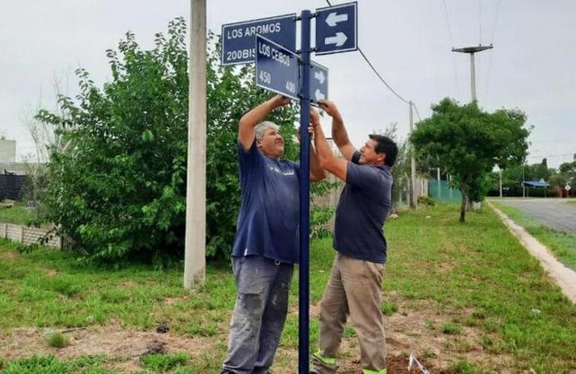 La intersección de las calles Los Aromos y Los Ceibos ya tiene el nuevo cartel.
