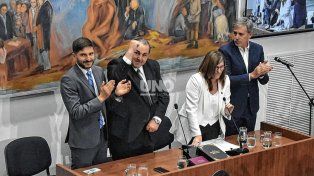 El momento de la jura de Juan Pablo Poletti como intendente de la ciudad de Santa Fe
