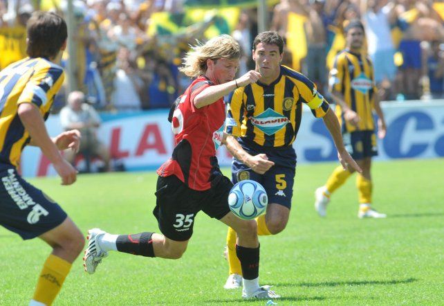 Gastón Machín escapa  perseguido por Cristian González. Newell