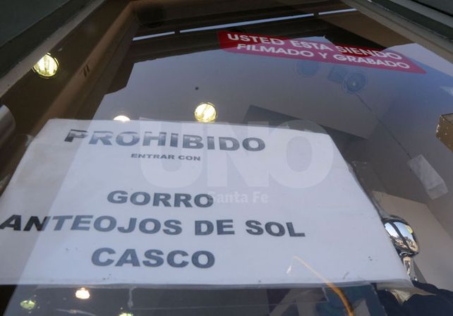 En algunos comercios piden no ingresar con gorras o gafas de sol