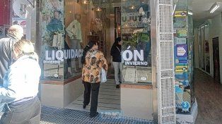 La liquidación de ropa de invierno llegó temprano este año