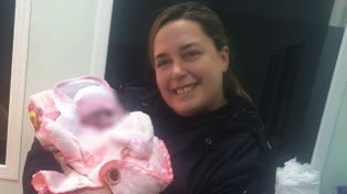 Parto en la ruta: con la ayuda de una policía, una mujer dio a luz camino al hospital