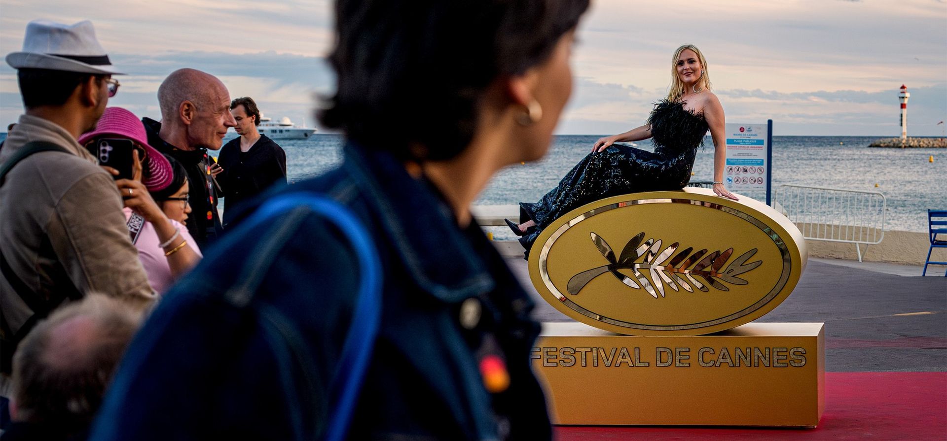 Una mujer posa sobre un cartel del Festival de Cannes durante la 79.ª edición del evento en Francia, el jueves 14 de mayo de 2026. (AP Foto/Andreea Alexandru) Una mujer posa sobre un cartel del Festival de Cannes durante la 79.ª edición del evento en Francia, el jueves 14 de mayo de 2026. (AP Foto/Andreea Alexandru)