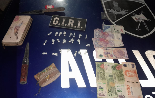 Narcomenudeo. Droga fraccionada para la venta y un puñal, entre los elementos incautados en Ayacucho al 4000. 
