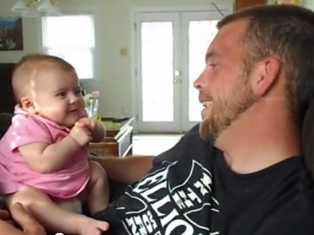 Filmaron a una beba de dos meses que habla