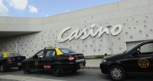 Los turistas que supuestamente intentaron estafar al casino quieren seguir viaje porque no hay pruebas contra ellos