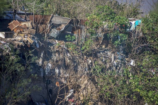En calle Don Segundo Sombra al final, once familias viven con riesgo de caer al vacío