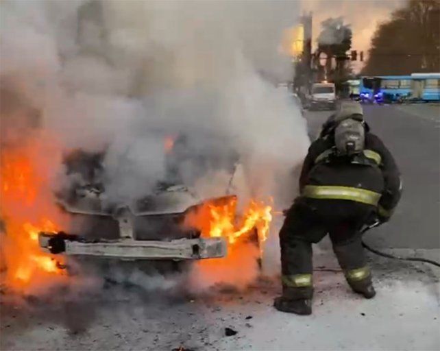 Auto incendiado en zona sur. Se produjo este martes a la mañana temprano. Bomberos Zapadores actuaron en el lugar.&nbsp;