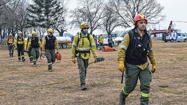 Intentan apagar los incendios en las islas 170 brigadistas