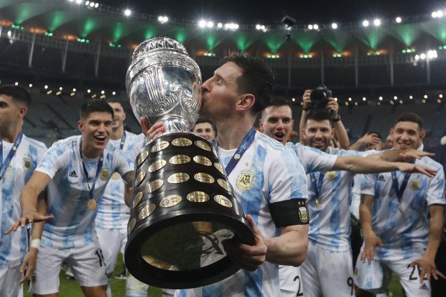 El argentino Lionel Messi besa el trofeo después de vencer 1-0 a Brasil en la final de la Copa América en el estadio Maracaná de Río de Janeiro, Brasil, el sábado 10 de julio de 2021.AP Photo / Bruna Pardo