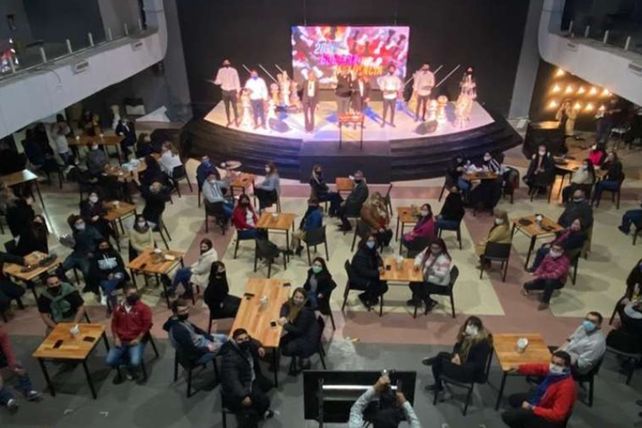 La iglesia evangléica Redentor se transformó en un improvisado bar en señal de protesta.