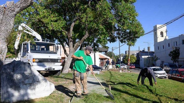 La Municipalidad de Paraná realiza mejoras en la plaza Primera Junta.