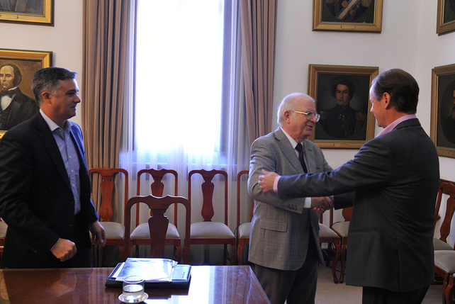 Audiencia. Caramagna y Bordet se saludan al inicio de la charla.
