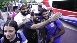 Muchos hinchas se sacaron fotos con los jugadores cuando bajaban del micro.&nbsp;