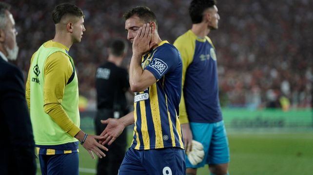 El gesto de Marco Ruben lo dice todo. Ariel Holan lo sacó en el entretiempo ante River y el 9 histórico se calentó.