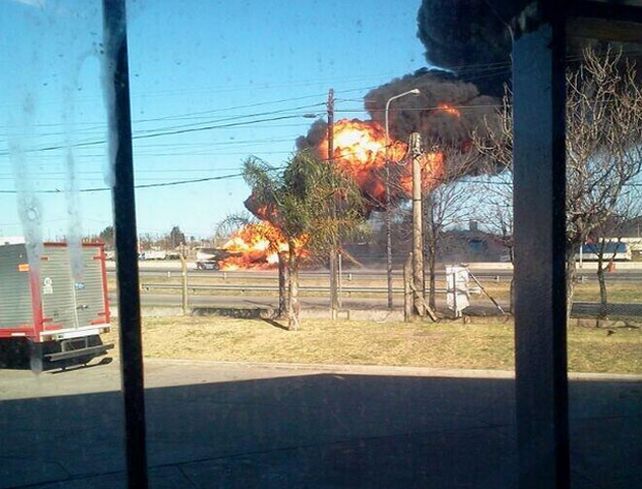 Un camión cisterna con combustible chocó y ardió en Circunvalación en Rosario