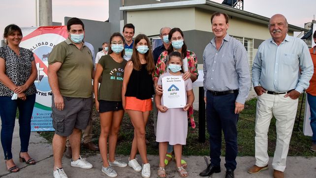 Gustavo Bordet entregó viviendas en Caseros y ratificó su compromiso de trabajo con los intendentes de todos los partidos políticos