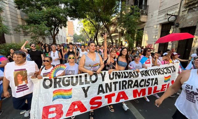 El colectivo LTGBIQANB+ marchó por las calles de Rosario para repudiar la ideología que promueve el gobierno de Milei.