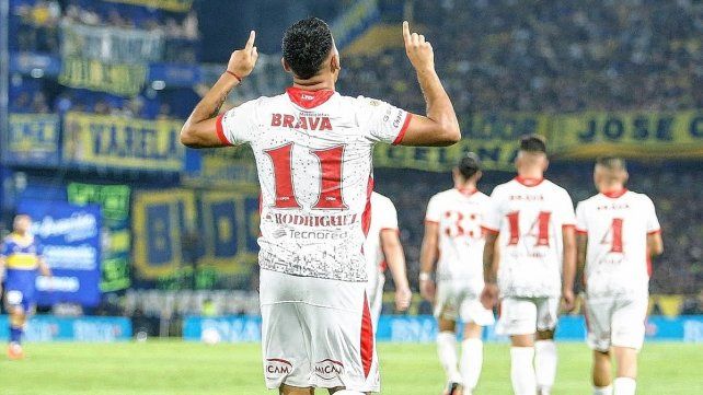 Santiago Rodríguez festeja el tercer gol de Instituto ante Boca.
