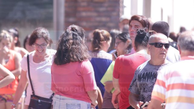 Largas colas por el bono a jubilados nacionales y beneficiarios AUH