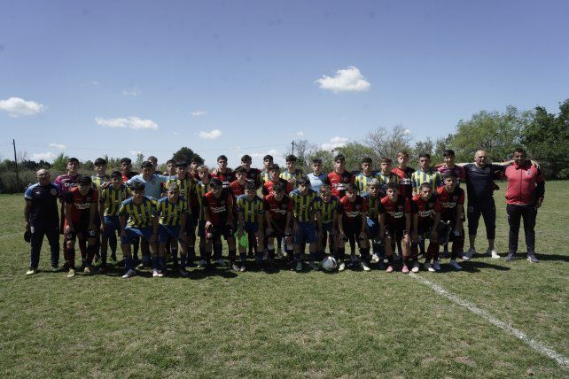 Los juveniles posan antes de disputar el clásico rosarino.