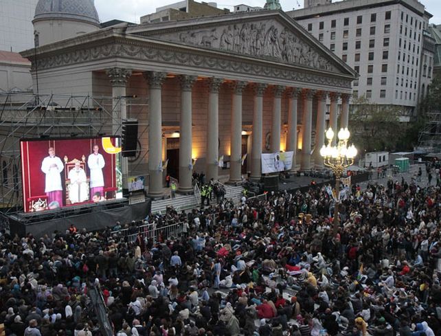 Miles de personas se congregan frente a la Catedral Metropolitana para seguir la asunción del Papa. (Foto: Télam)