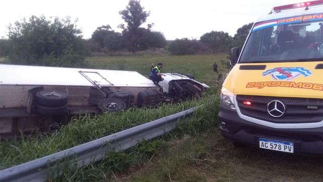Ruta 12: volcó un camión y el conductor quedó atrapado