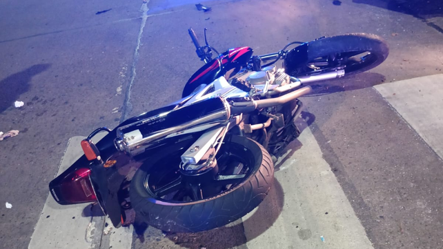 Fuga en moto: evadieron un control policial y chocaron con un patrullero
