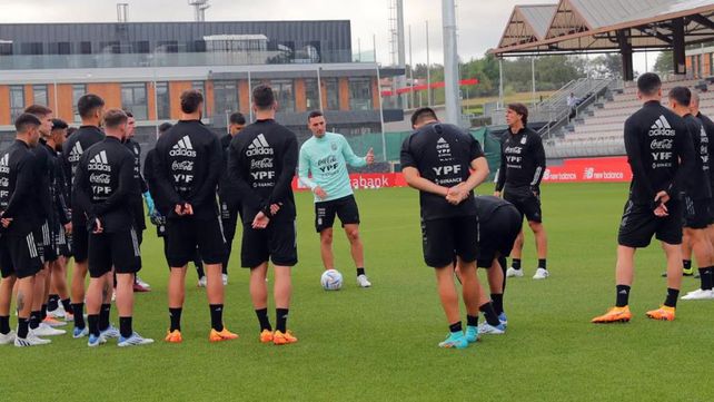 El entrenador Lionel Scaloni dialoga con el plantel en la previa al amistoso.