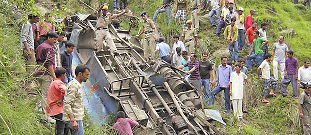 51 muertos al caer un micro en un precipicio en India