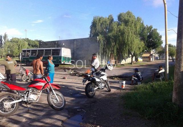 Uno de los cortes que realizan los vecinos en Riobamba al 8600./ gentileza: FMSol.
