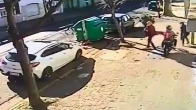 Vecinos de Rosario corrieron a palazos a un motochorro