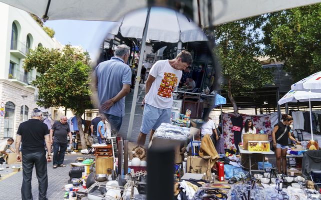 Compradores pasean por el mercado de pulgas en Jaffa