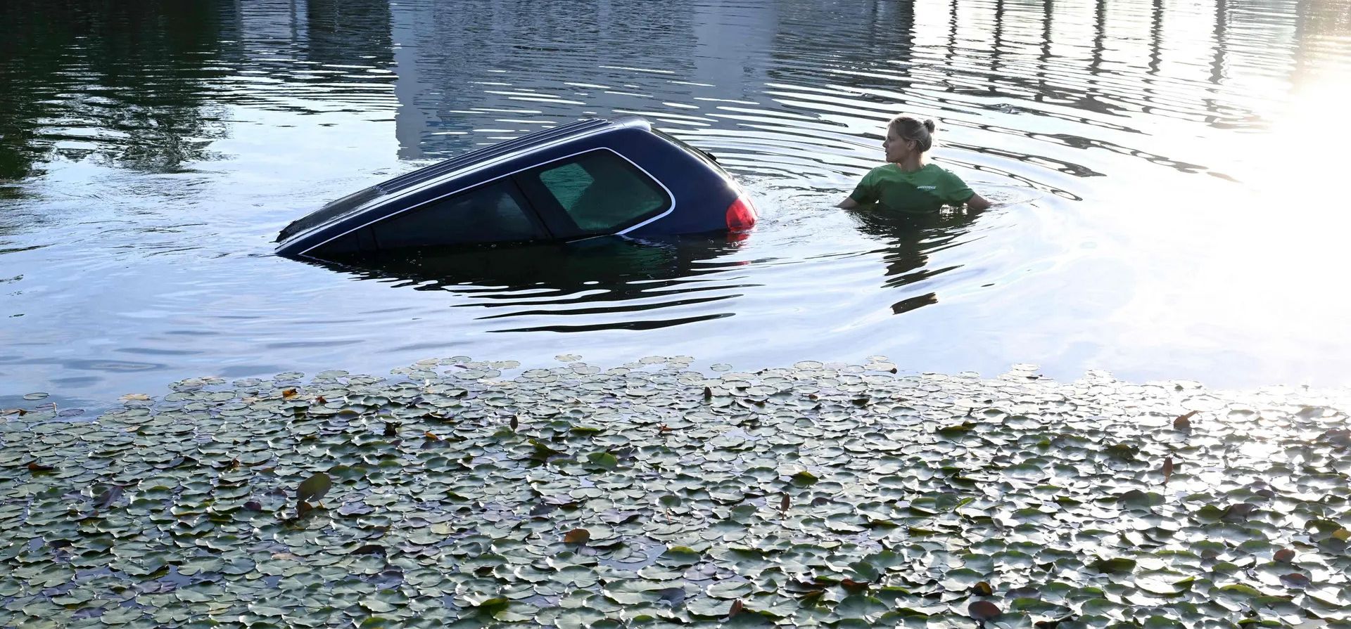 Múnich, Alemania. Un activista de Greenpeace se encuentra en el agua junto a un automóvil hundido durante una protesta cerca de la sede del Salón Internacional del Automóvil. Fotografía: Christof Stache/AFP/Getty Images