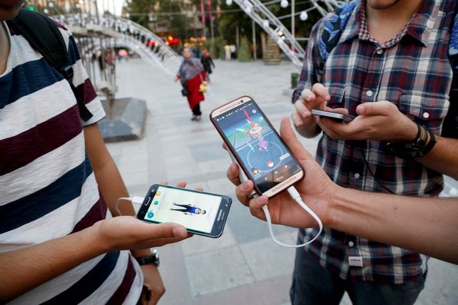 Iraníes persiguen a Pikachu en el parque Mellat.