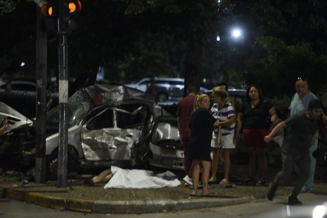 Tragedia en la costanera de Rosario. Victoria fue apartada tras la rápida reacción de su padre Diego instantes previos al impacto.