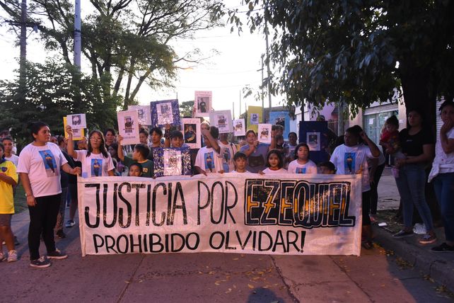 Una marcha de vecinos de barrio La Cerámica en la cuadra donde mataron a Ezequiel Maldonado.