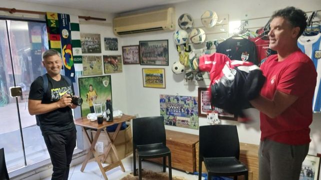 La nueva vida de un exarquero de Newells: entre el periodismo y la venta de mates y cuchillos