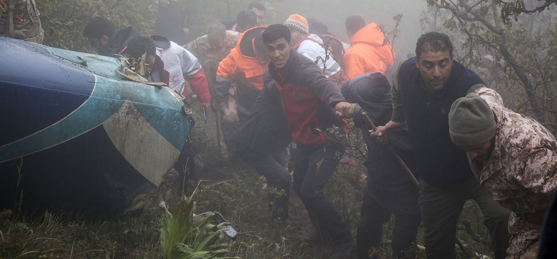 Miembros del equipo de rescate trabajan en el lugar del accidente de un helicóptero que transportaba al presidente iraní Ebrahim Raisi en Varzaghan, en el noroeste de Irán, el lunes 20 de mayo de 2024. (Azin Haghighi, Agencia de Noticias Moj vía AP) Miembros del equipo de rescate trabajan en el lugar del accidente de un helicóptero que transportaba al presidente iraní Ebrahim Raisi en Varzaghan, en el noroeste de Irán, el lunes 20 de mayo de 2024. (Azin Haghighi, Agencia de Noticias Moj vía AP)